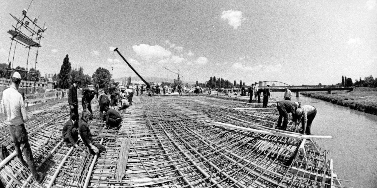 Izgradnja Jadranskog mosta oko 1980. godine
